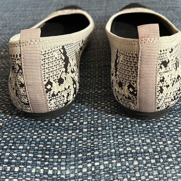 VINCE CAMUTO Femils Knit Cap Toe Flat sz 8 - Picture 4 of 6